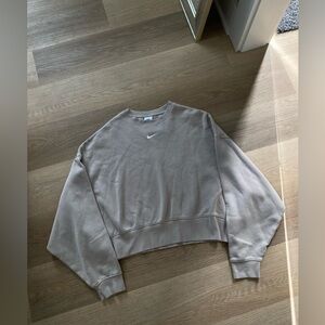 nike sweatshirt size medium